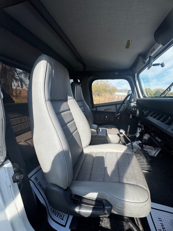 1992 Jeep Wrangler Image 13