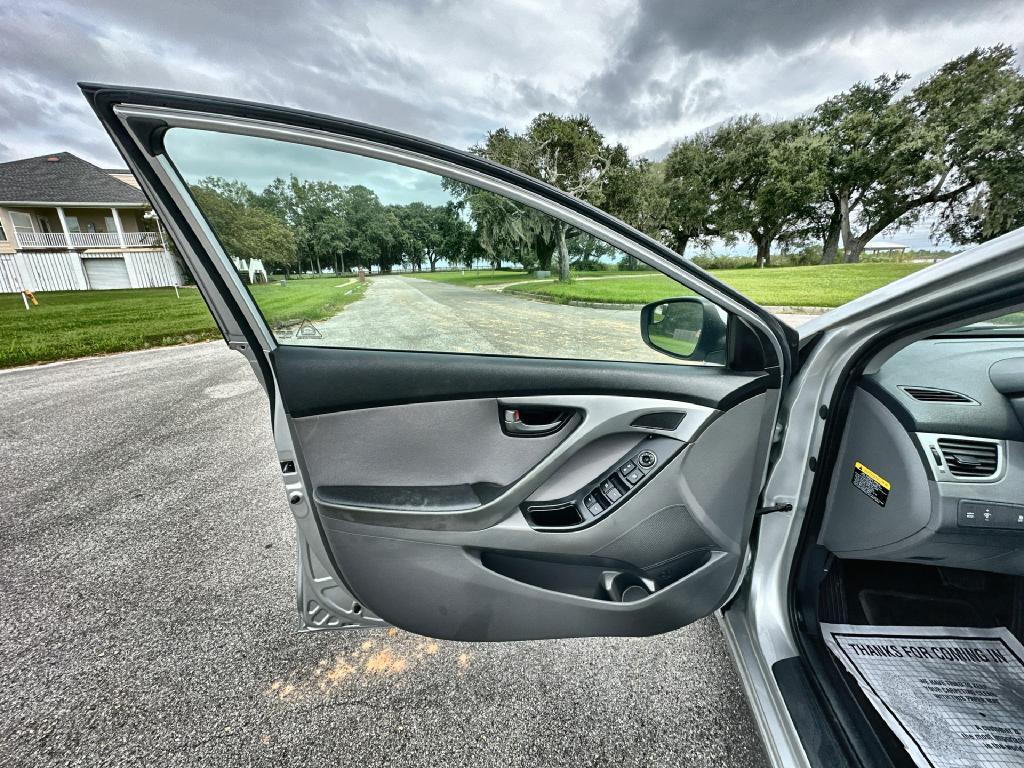 2016 Hyundai Elantra Image 12