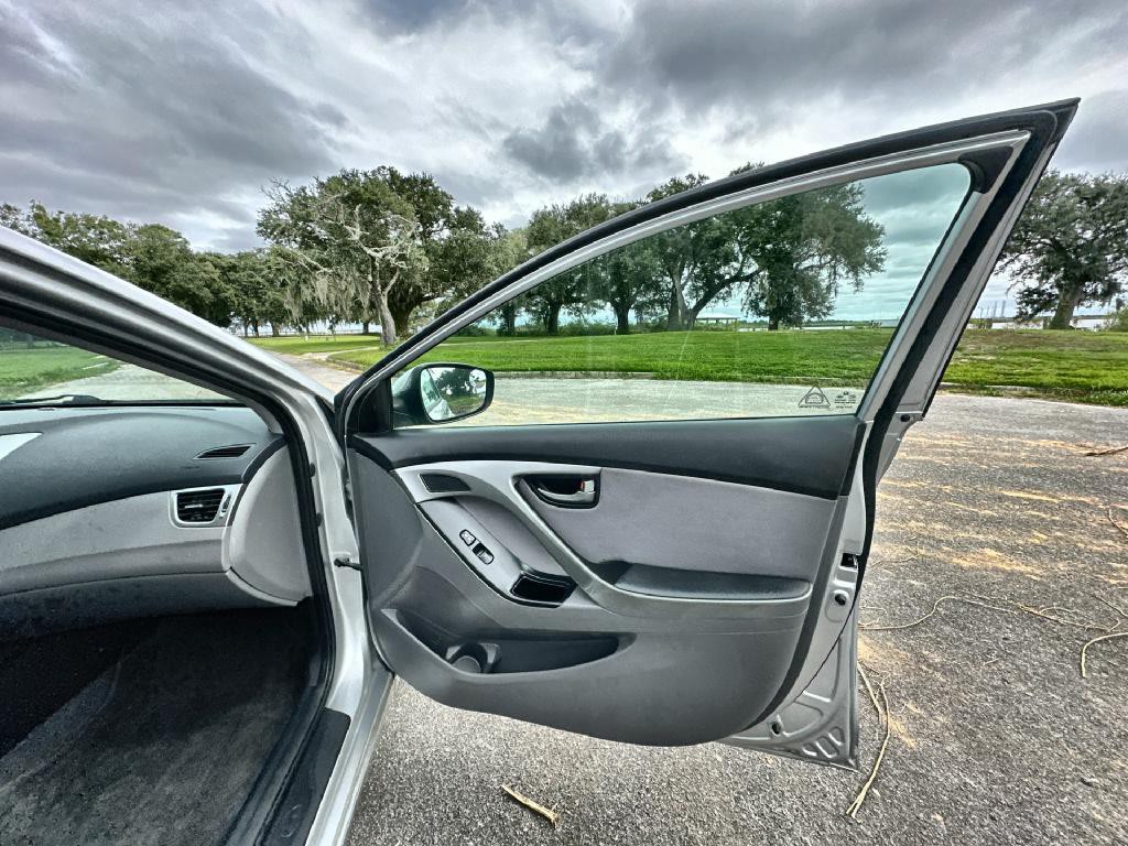 2016 Hyundai Elantra Image 16