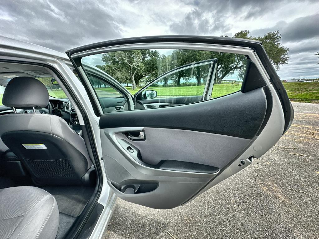 2016 Hyundai Elantra Image 18