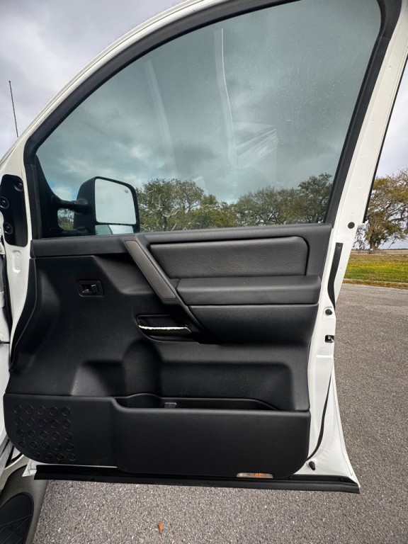 2011 Nissan Titan Image 13