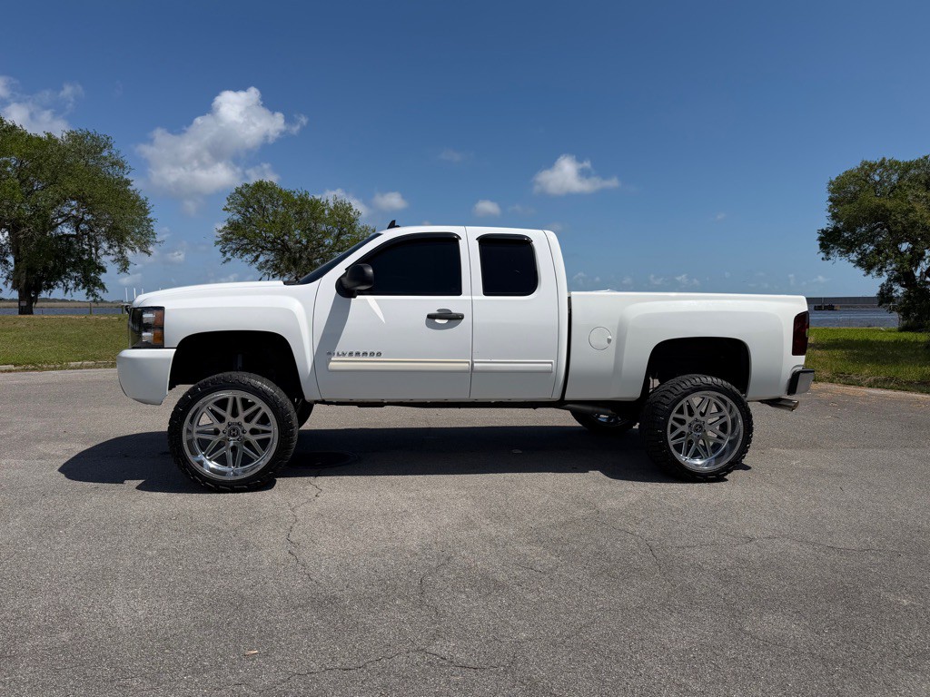 2010 Chevrolet Silverado 1500 Image 2