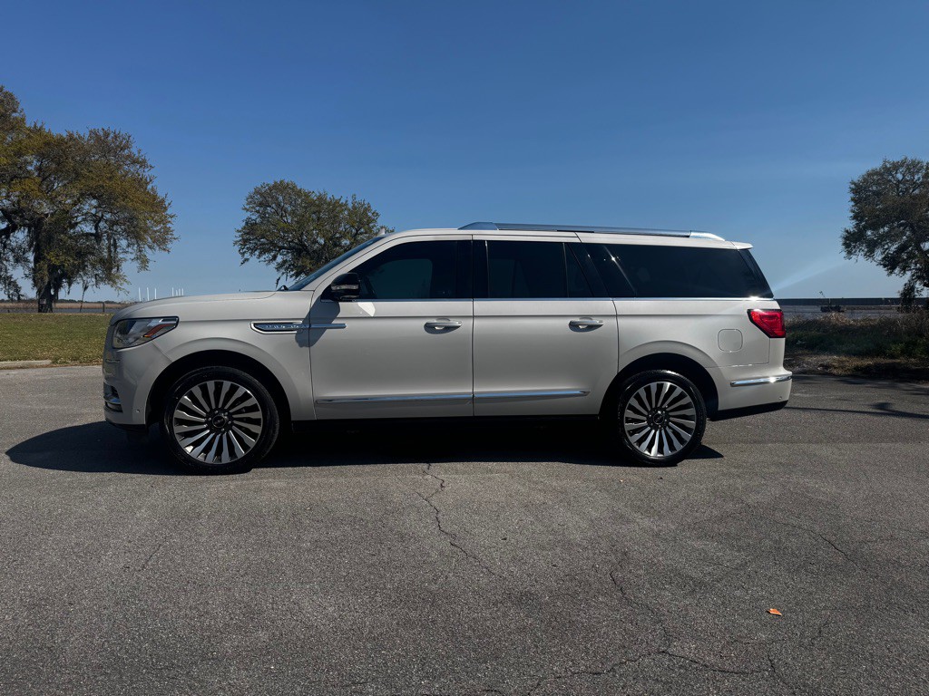 2020 Lincoln Navigator Image 2