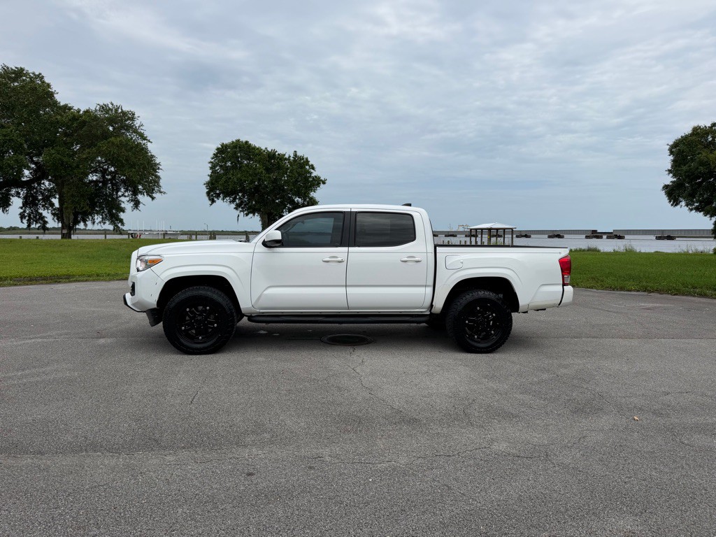 2017 Toyota Tacoma Image 2