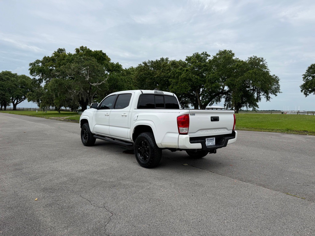 2017 Toyota Tacoma Image 3