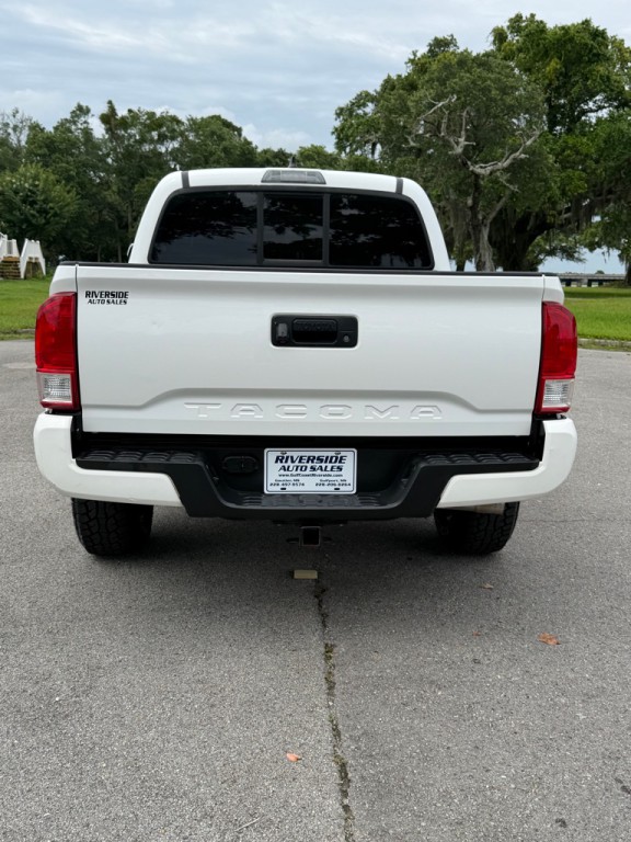 2017 Toyota Tacoma Image 4