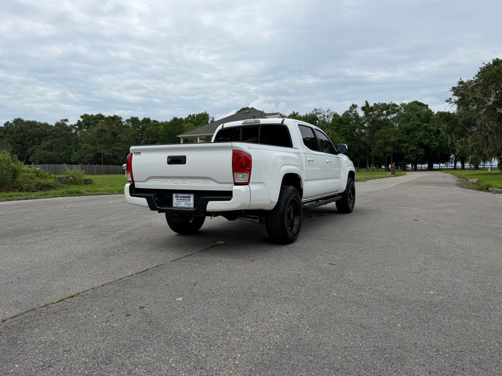 2017 Toyota Tacoma Image 5