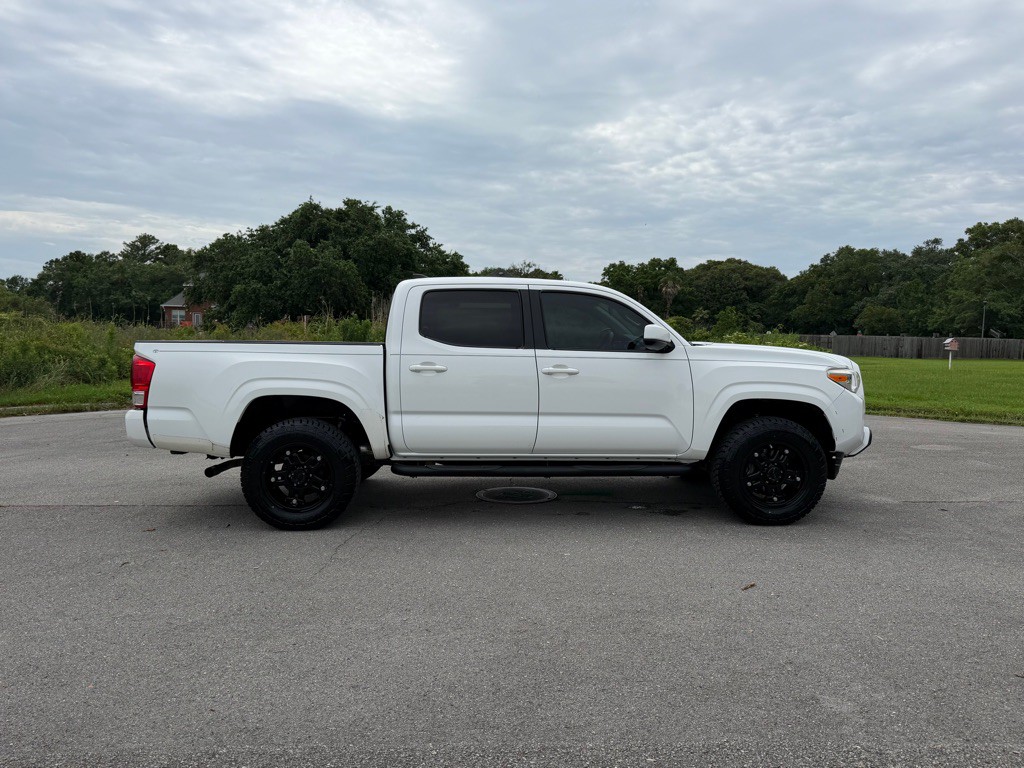 2017 Toyota Tacoma Image 6