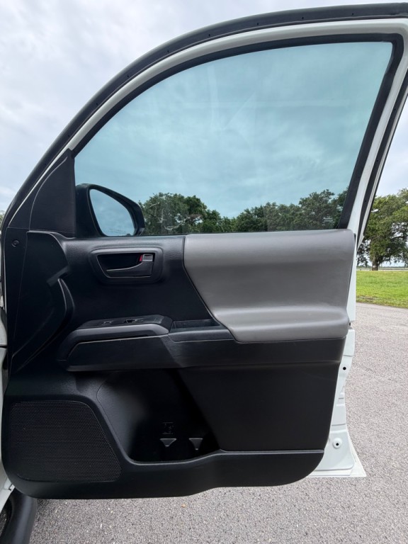2017 Toyota Tacoma Image 13