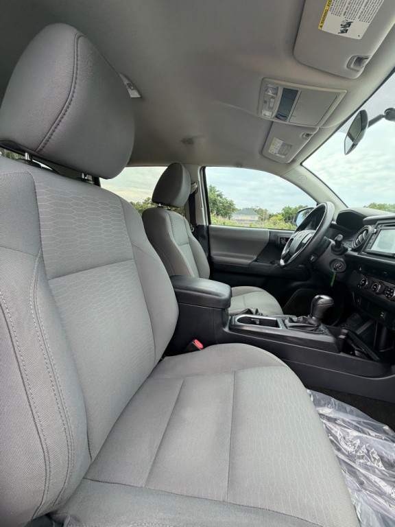 2017 Toyota Tacoma Image 14