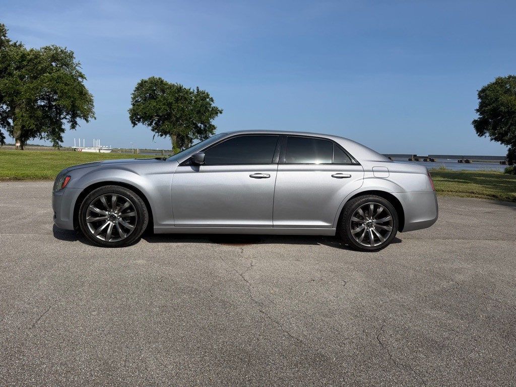 2014 Chrysler 300 Image 2