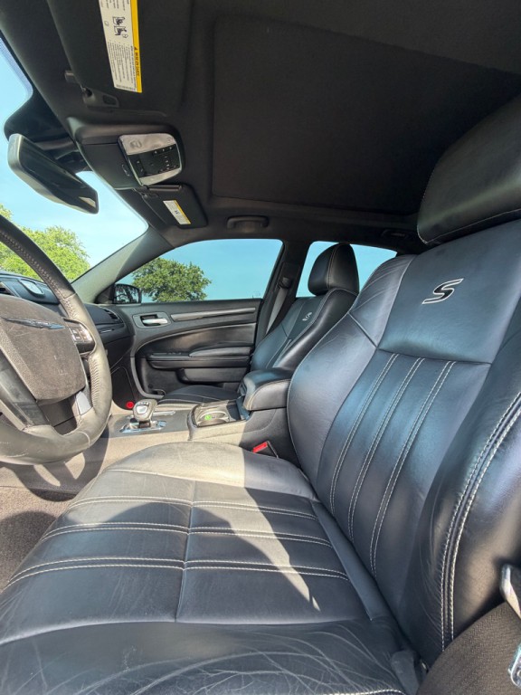 2014 Chrysler 300 Image 10
