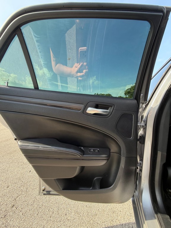 2014 Chrysler 300 Image 11