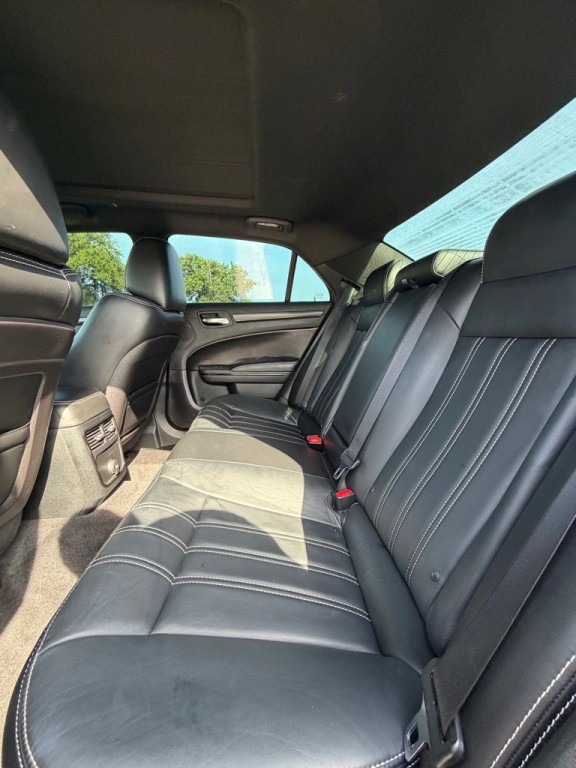 2014 Chrysler 300 Image 12