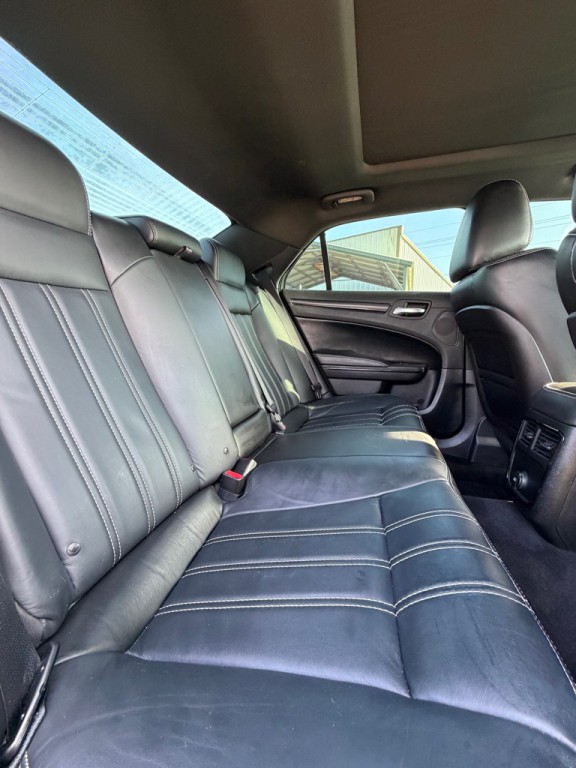 2014 Chrysler 300 Image 16