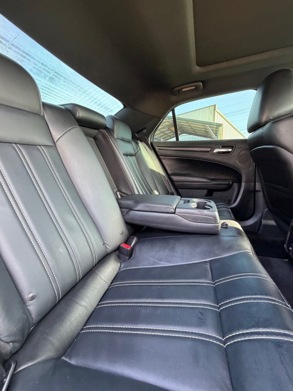 2014 Chrysler 300 Image 17