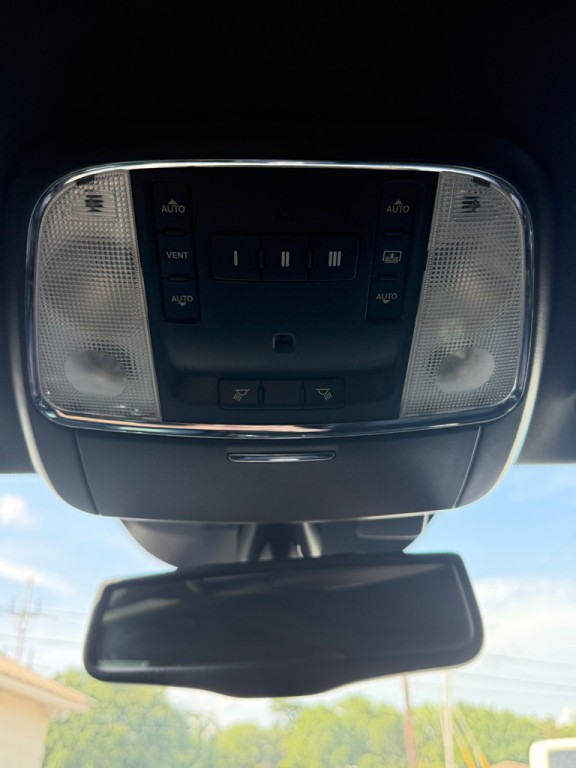 2014 Chrysler 300 Image 25