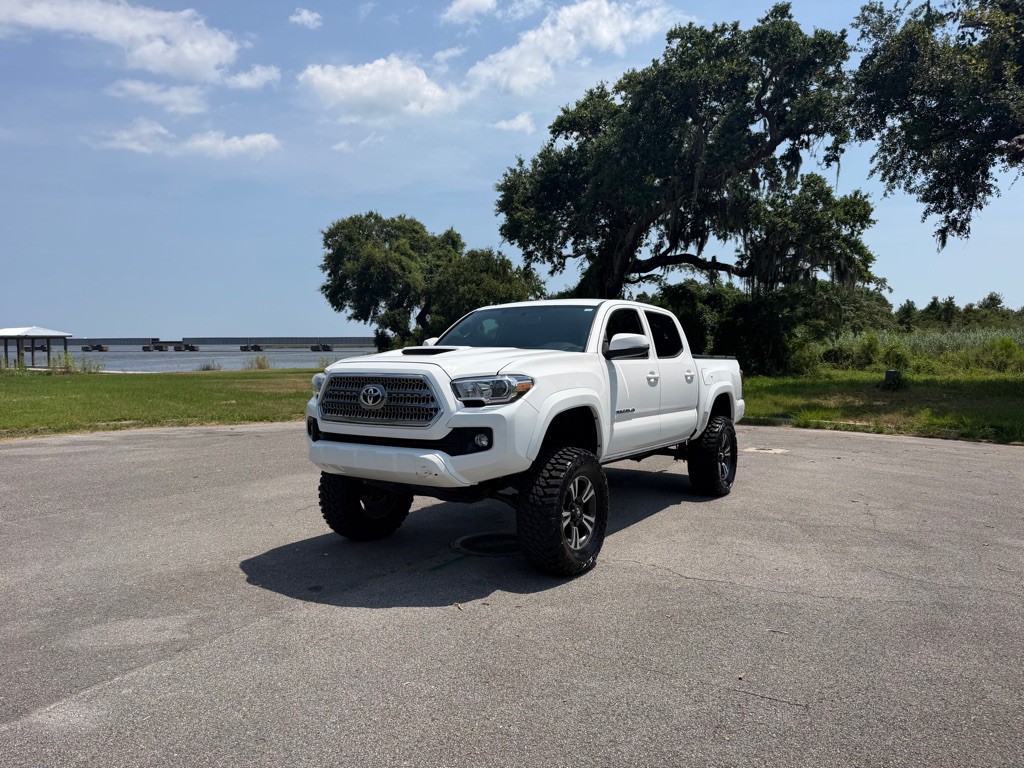 2017 Toyota Tacoma Image 1