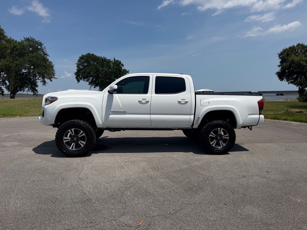 2017 Toyota Tacoma Image 2