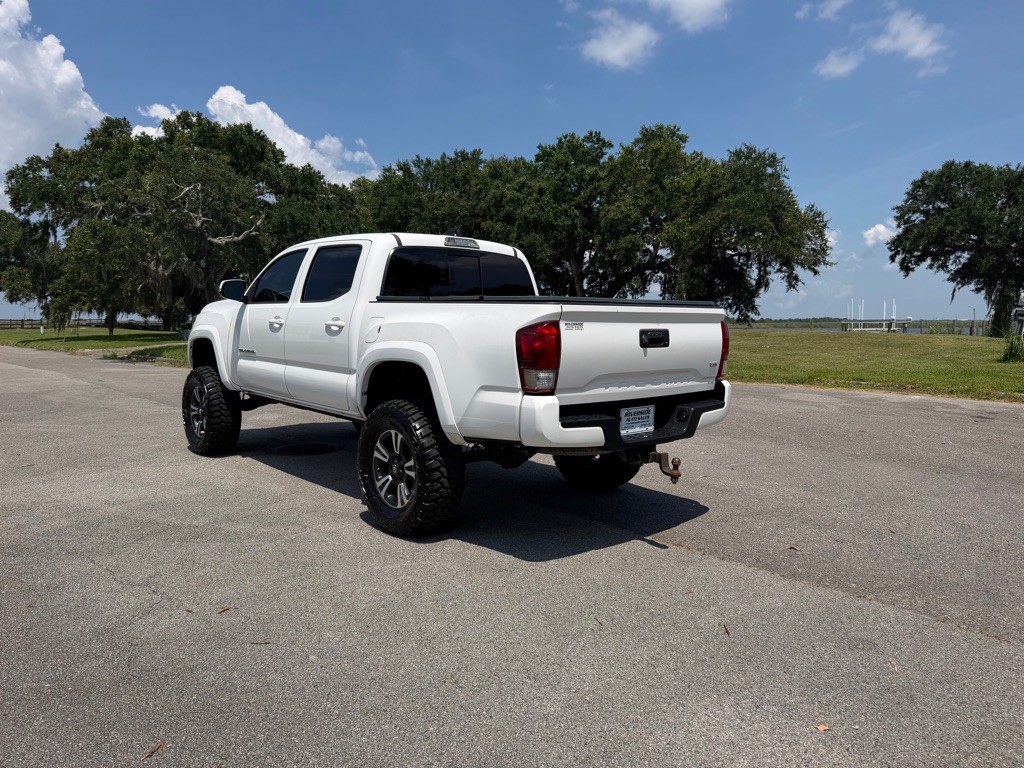 2017 Toyota Tacoma Image 3