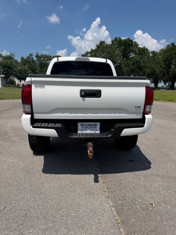 2017 Toyota Tacoma Image 4