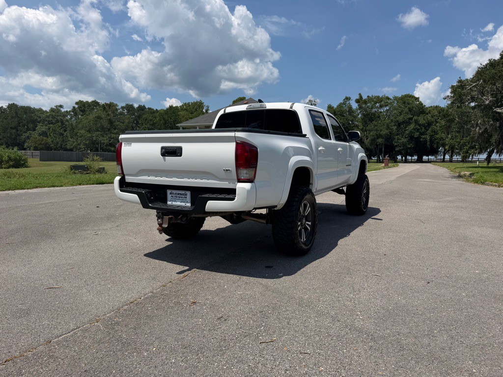 2017 Toyota Tacoma Image 5