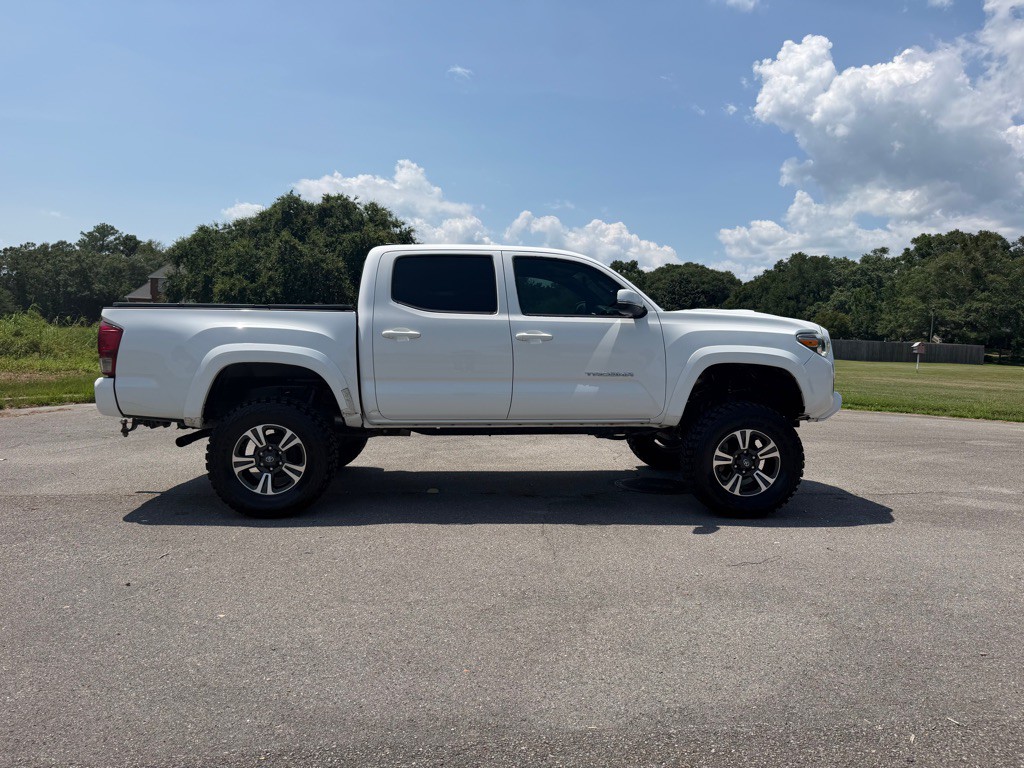 2017 Toyota Tacoma Image 6