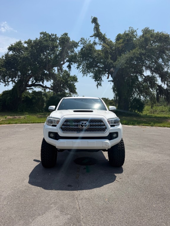2017 Toyota Tacoma Image 8