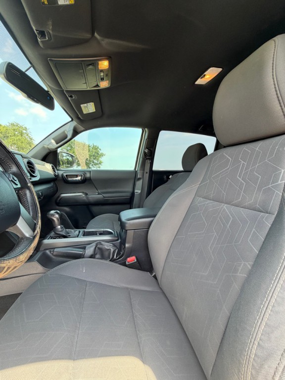 2017 Toyota Tacoma Image 10