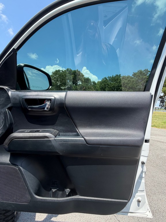 2017 Toyota Tacoma Image 13