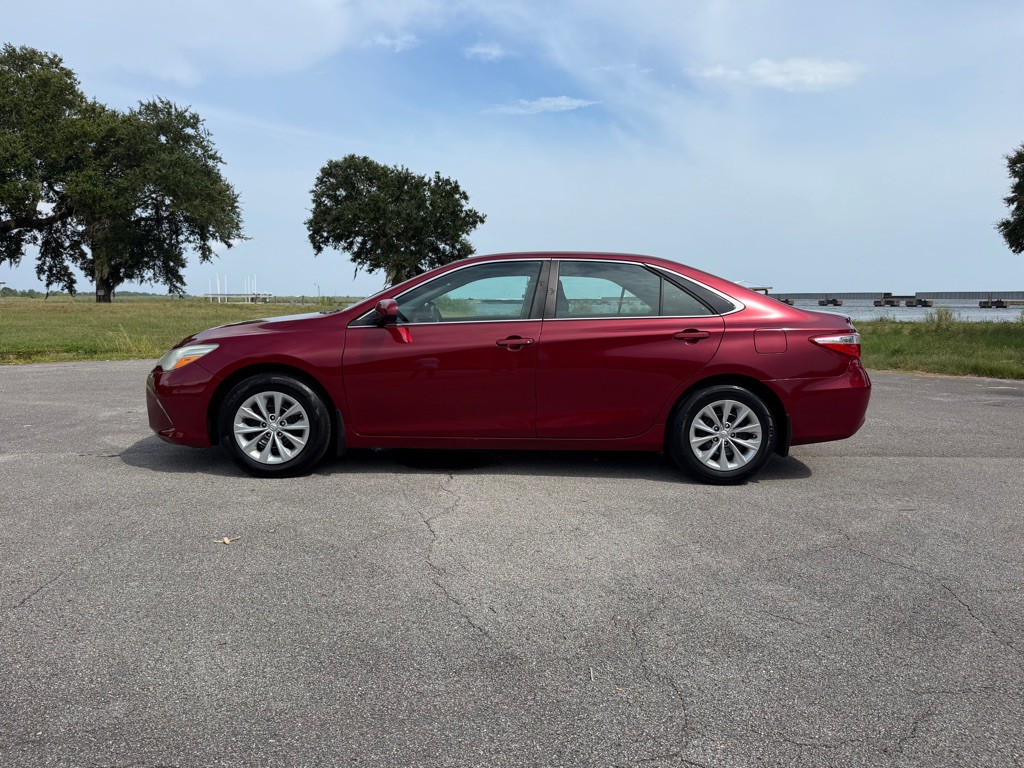 2017 Toyota Camry Image 2