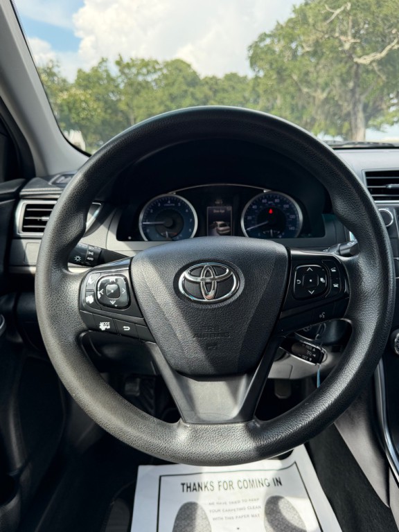 2017 Toyota Camry Image 18