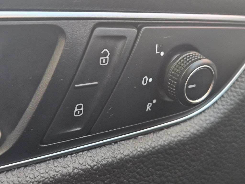 2016 Volkswagen Passat Image 16