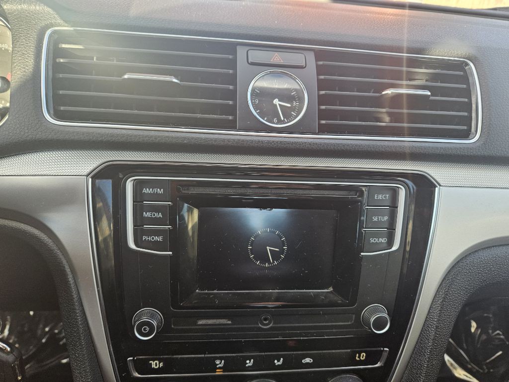 2016 Volkswagen Passat Image 24