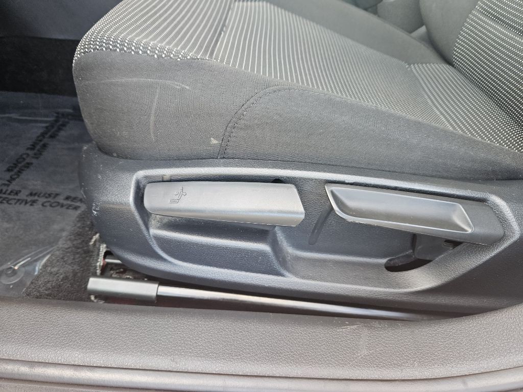 2016 Volkswagen Passat Image 32