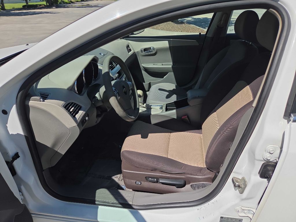 2011 Chevrolet Malibu Image 12