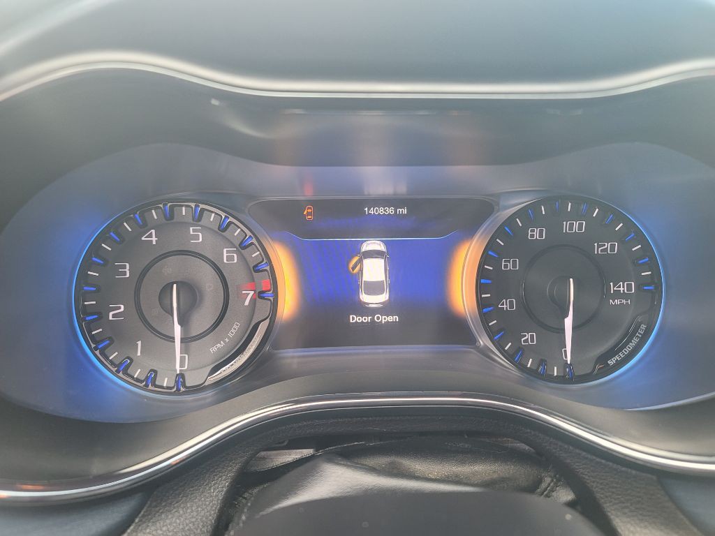 2015 Chrysler 200 Image 5