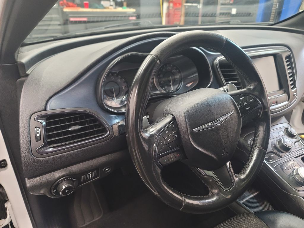 2015 Chrysler 200 Image 6