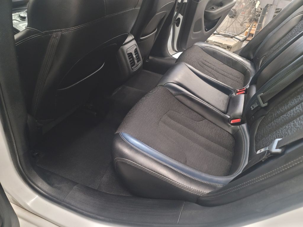 2015 Chrysler 200 Image 7