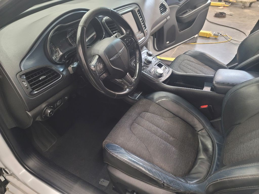 2015 Chrysler 200 Image 8