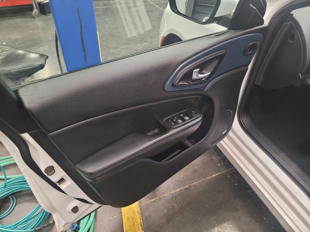 2015 Chrysler 200 Image 9