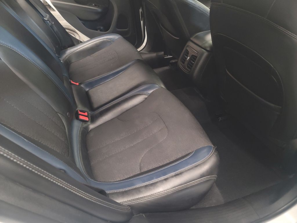 2015 Chrysler 200 Image 11