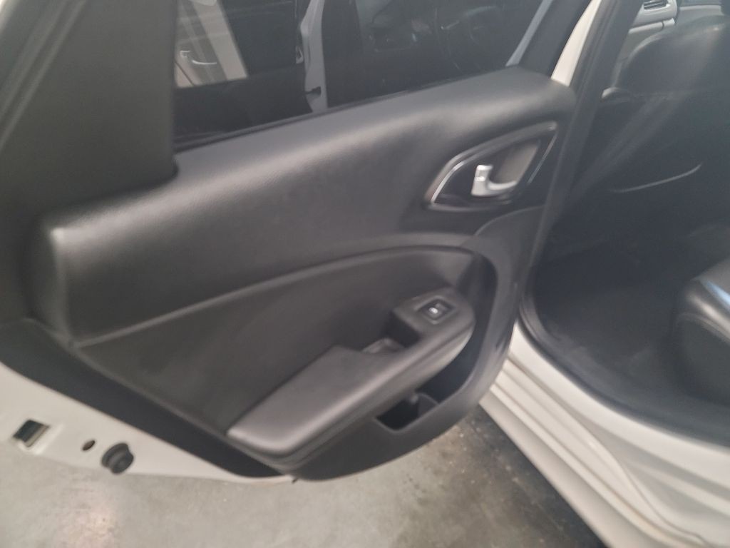 2015 Chrysler 200 Image 12