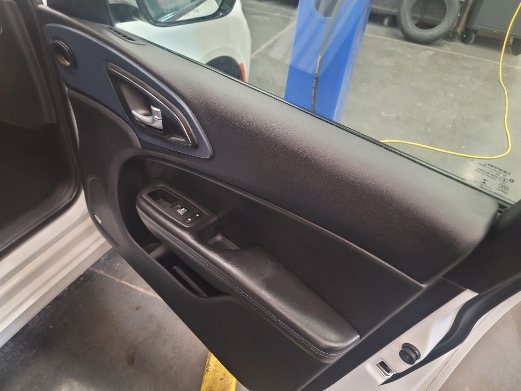 2015 Chrysler 200 Image 14