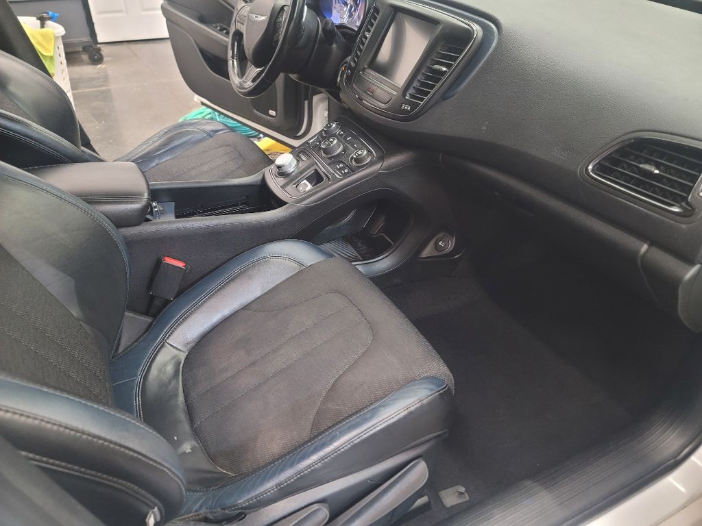 2015 Chrysler 200 Image 16