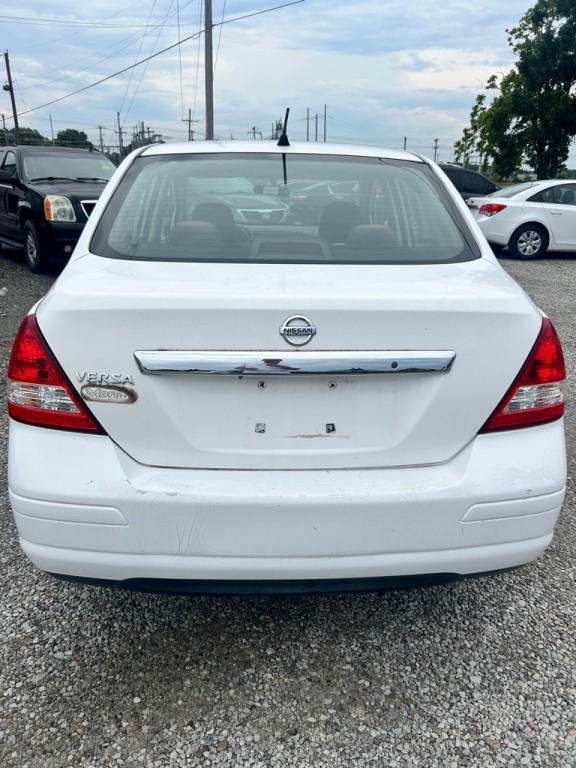2011 Nissan Versa Image 4