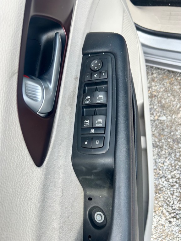 2017 Chrysler Pacifica Image 6