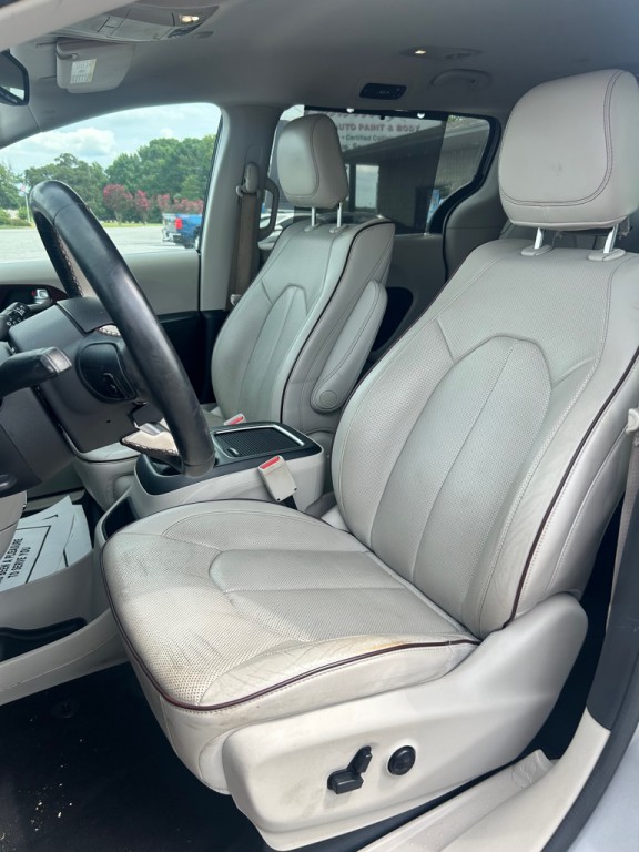 2017 Chrysler Pacifica Image 8