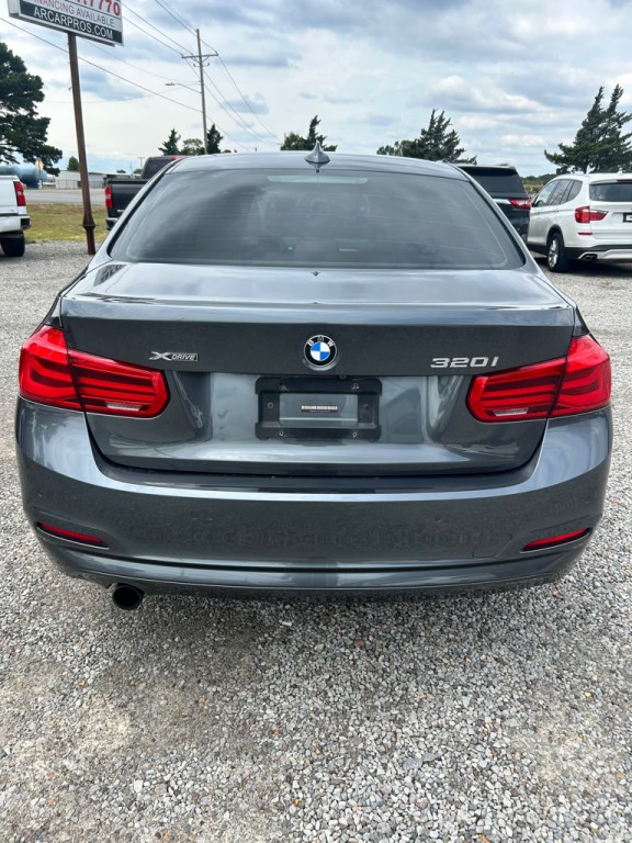 2017 BMW 3 Series Image 4