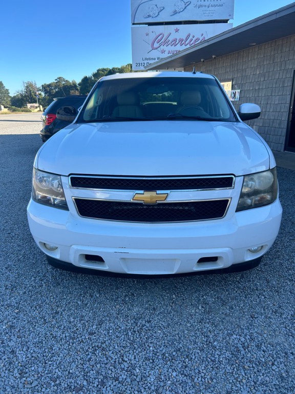 2013 Chevrolet Suburban Image 2